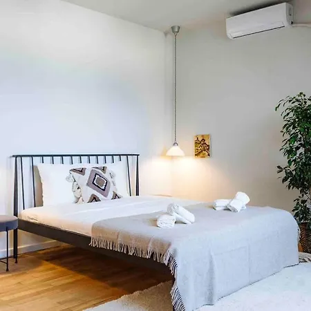 Vivando - Stylish Studio C + Parking Apartment